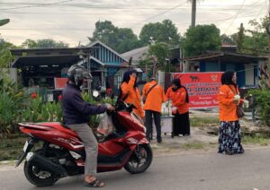 Peringati HUT Ke-1 di Bulan Ramadan, Gerakan Rakyat Kalteng Bagikan Takjil ke Pengguna Jalan